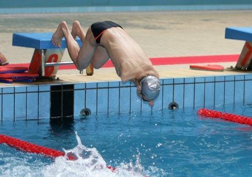 残运冠军街头卖唱 曾打破世界纪录