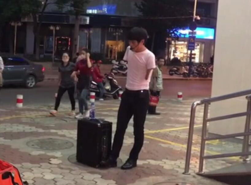 残运冠军街头卖唱 曾打破世界纪录