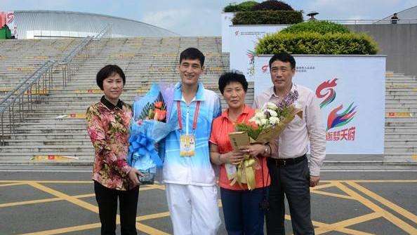 残运冠军街头卖唱 曾打破世界纪录