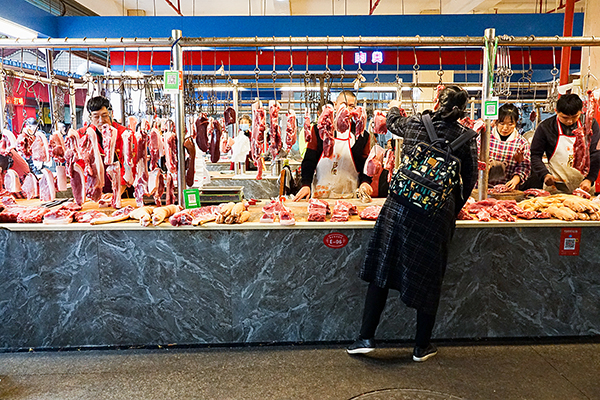 上的安全_fororder_市民在高新区通达农贸市场选购肉类(摄影-杨梦婧)