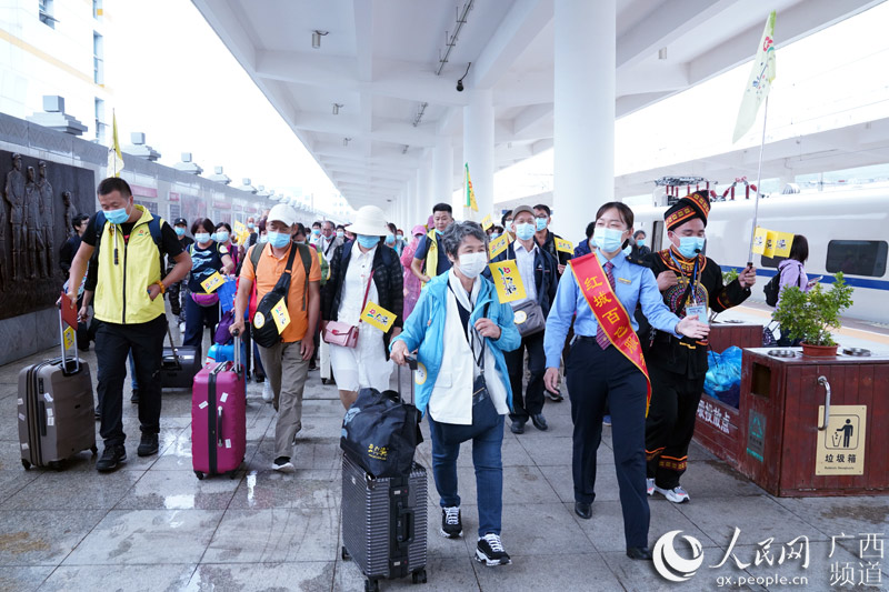 “高铁+旅游” 革命老区百色迎来粤桂跨省首发旅行团