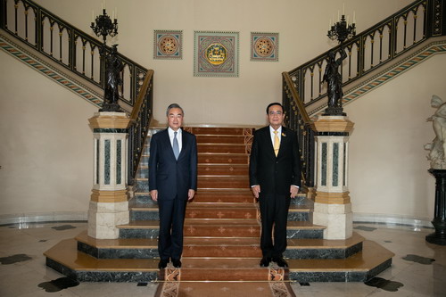 Wang Yi Bertemu Prayuth Chan-o-cha_fororder_1447822685