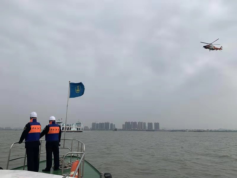 图片默认标题_fororder_图片说明：南沙海事处直升机巡航查获珠江偷排油污船舶。广东海事局 供图。