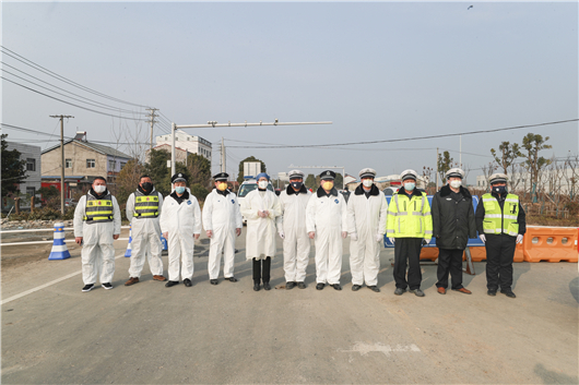 湖北荆门公安民警勇当尖兵奔“战场”