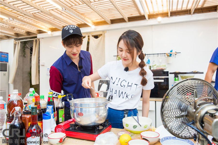 图片默认标题_fororder_《中餐厅》换主厨出新菜？糖醋排骨变爆辣！2