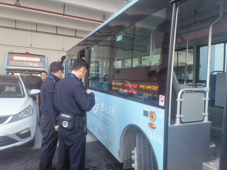 【B】重慶北碚交巡警為59輛大型公交客車上門查驗