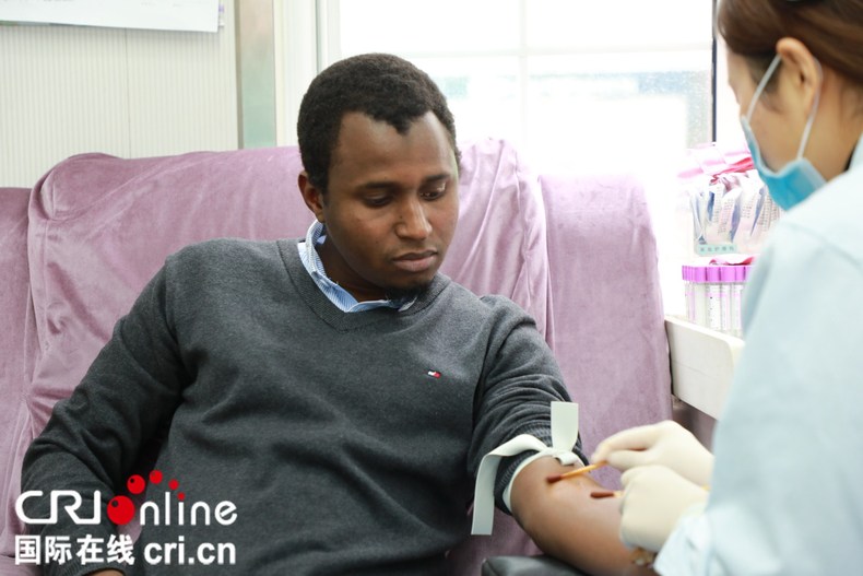 幾內亞留學生在瀋陽獻出救命“非洲血”