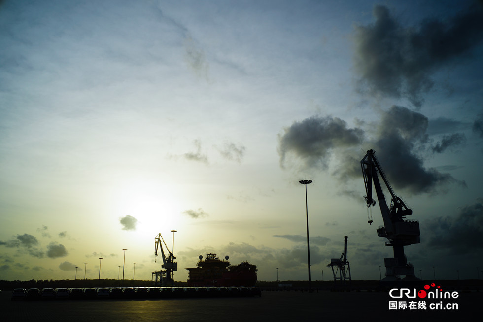 图片默认标题_fororder_00139-海上丝绸之路的“十字路口”汉港用于中转运输的车辆堆场-中国-张亚东_副本