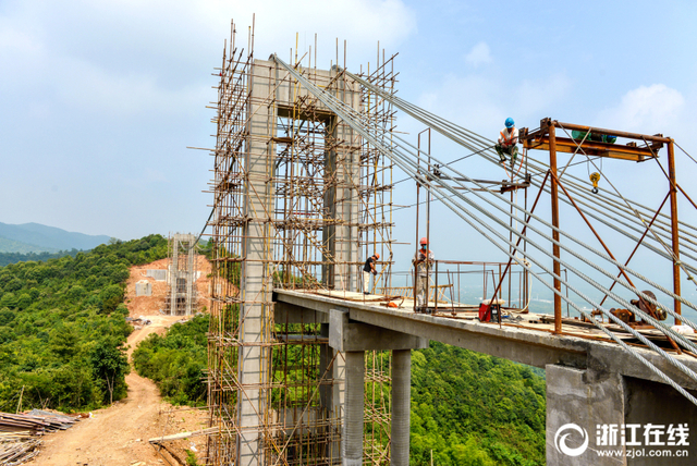 浙江最长玻璃悬索桥将于9月底完工