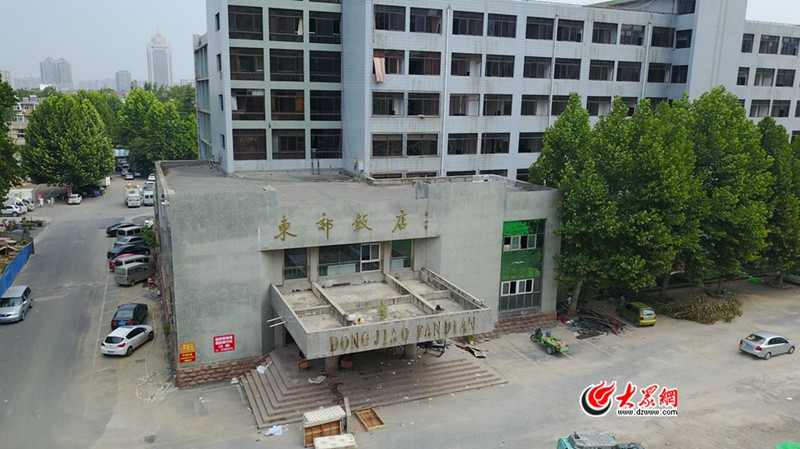 济南东郊饭店建筑开始拆除 曾是一代人的记忆_fororder_W020170816483073103787_副本