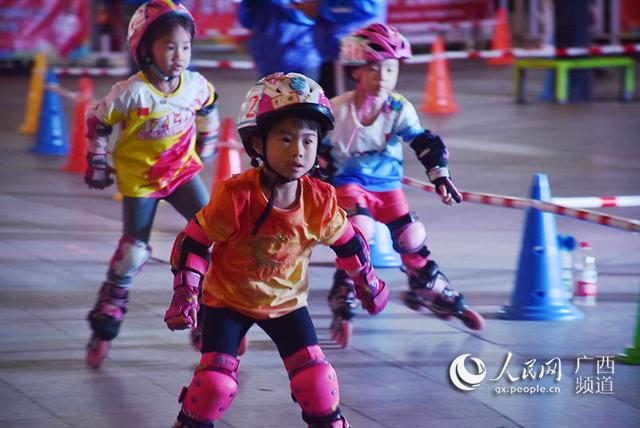 逾300名轮滑少年角逐南宁市兴宁区儿童直排轮大赛