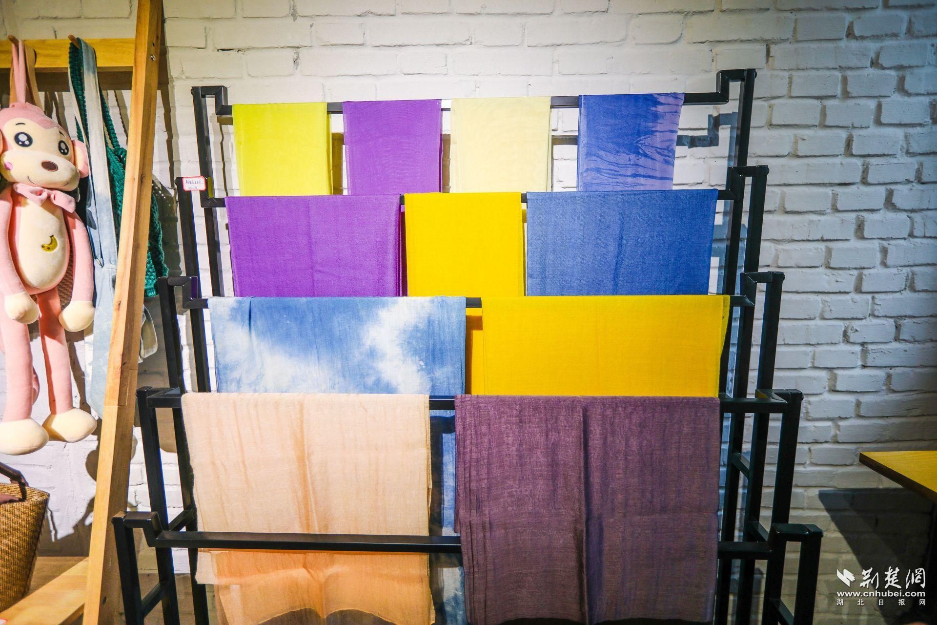 草木染成品展示.记者 陈明 摄