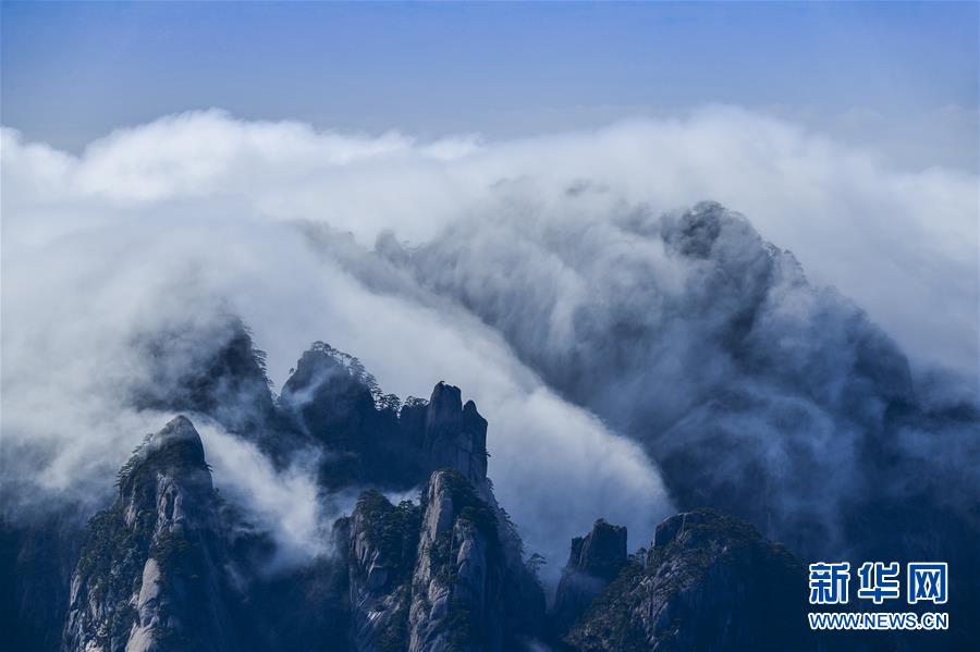 黃山现“瀑布流云”壮美景观
