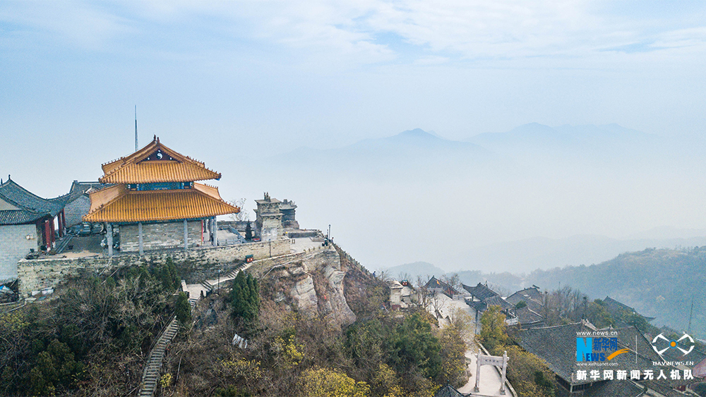 初冬木兰山：云雾朦胧 冷山寂寂