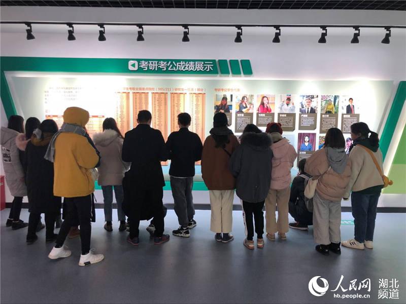 武漢一高校舉辦大學生成功素質展示節 大規模展示學生成果