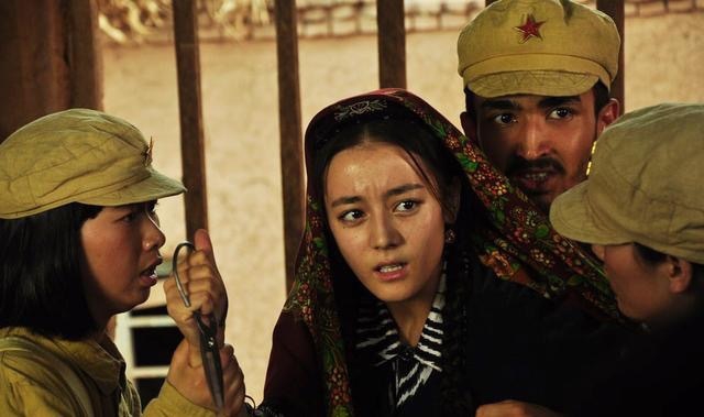 迪丽热巴4年前电视剧旧照 素颜造型一言难尽