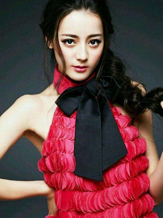 迪丽热巴4年前电视剧旧照 素颜造型一言难尽