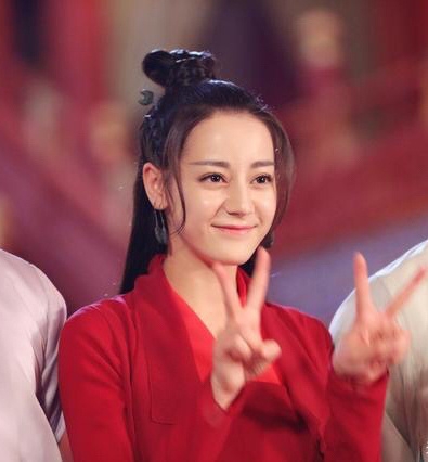 迪丽热巴4年前电视剧旧照 素颜造型一言难尽