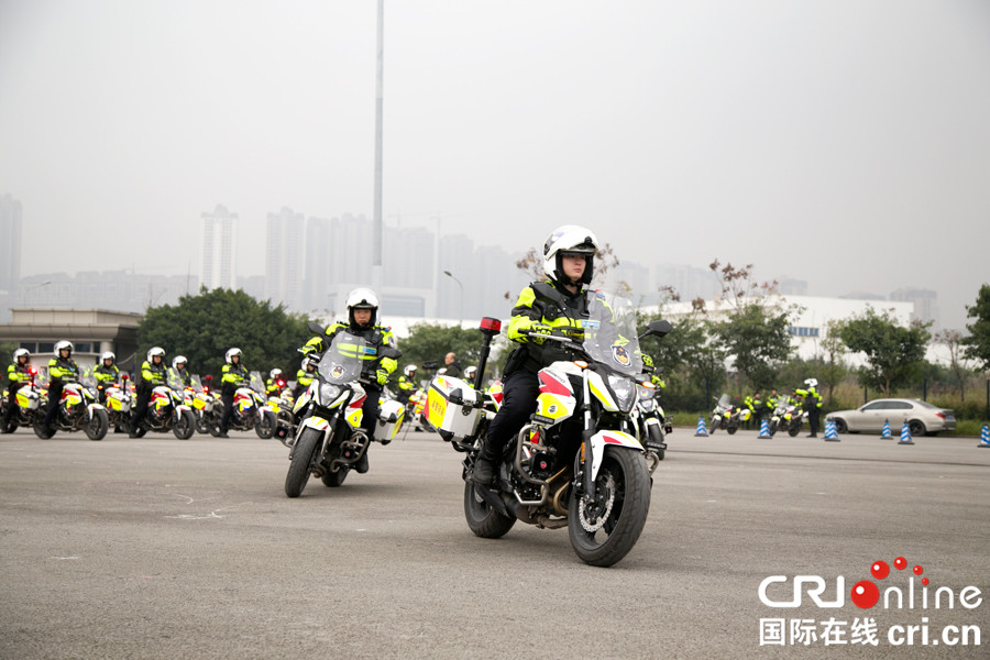 無邊欄【CRI專稿 列表】踐行“民生警務” 渝警驍騎獲讚有溫度的“暖警” 【內容頁標題】踐行“民生警務” 重慶“兩江驍騎”民警獲讚有溫度的“暖警”