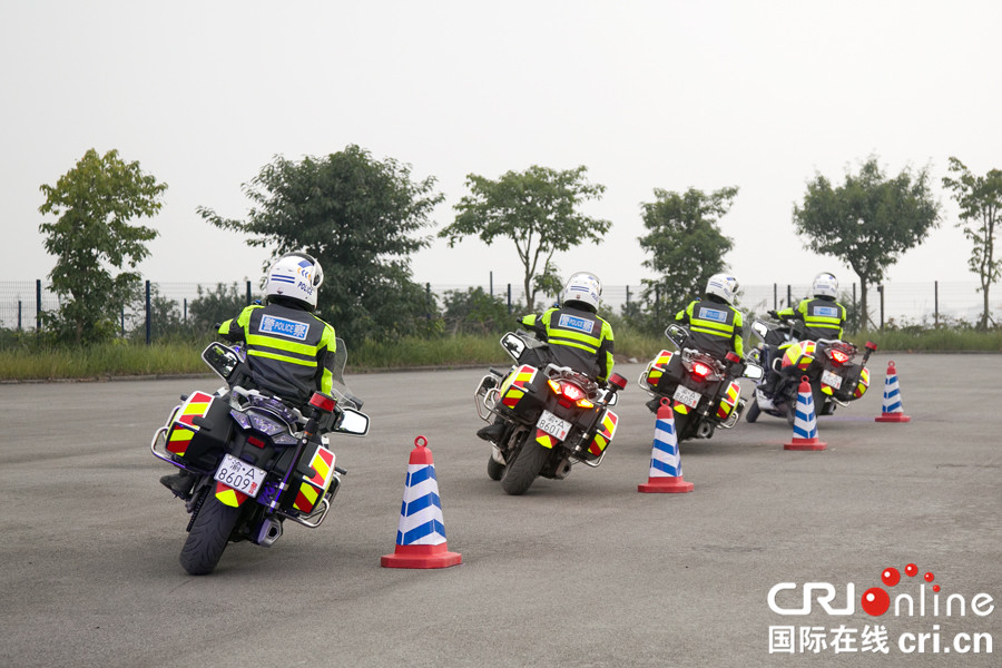 无边栏【CRI专稿 列表】践行“民生警务” 渝警骁骑获赞有温度的“暖警” 【内容页标题】践行“民生警务” 重庆“两江骁骑”民警获赞有温度的“暖警”