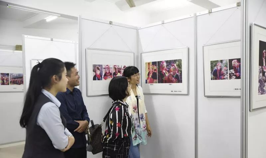 防城港市上思县举办“瑶乡风情”摄影展庆祝广西壮族自治区成立60周年
