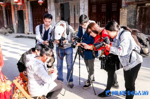 攜程旅遊達人高鐵暢遊 千姿“百色”引發全網關注 攜程旅遊達人高鐵暢遊 千姿“百色”引發全網關注