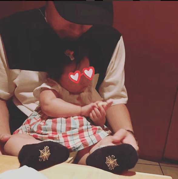 陈赫晒和女儿脸碰脸合照 女儿小嘴唇肉肉的很可爱_娱乐_腾讯网