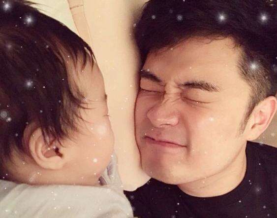 陈赫晒和女儿脸碰脸合照 女儿小嘴唇肉肉的很可爱_娱乐_腾讯网