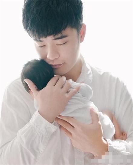 陈赫晒和女儿脸碰脸合照 女儿小嘴唇肉肉的很可爱_娱乐_腾讯网