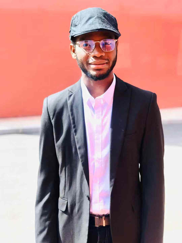 Hira da Mustapha Adam Usman dake karatu a kwalejin koyon likitanci ta Shenyang