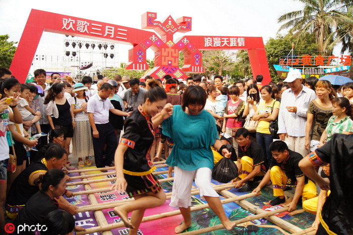 图片默认标题_fororder_海南三亚：黎苗族同胞欢庆传统节日“三月三”