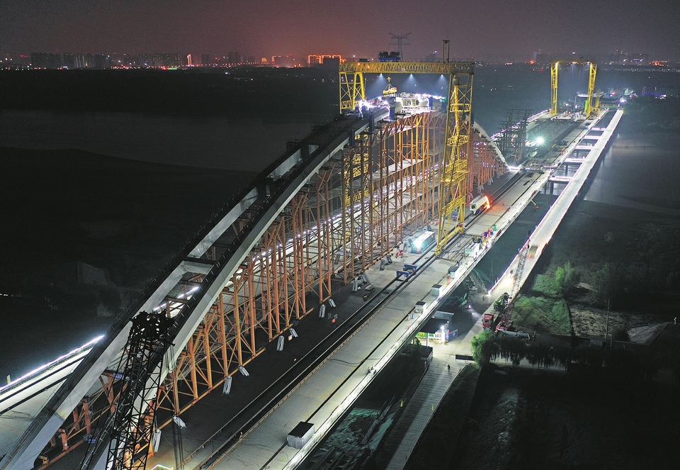 齊魯黃河大橋首跨拱肋合龍
