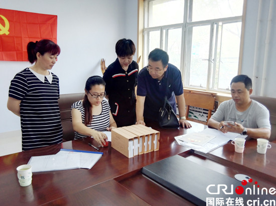 领导视察 图片默认标题_fororder_领导审查