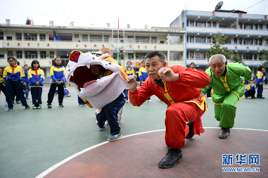 湖北來鳳：非遺“地龍燈”傳承進校園