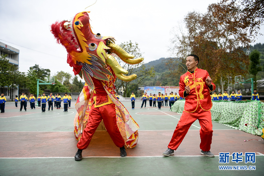 湖北來鳳：非遺“地龍燈”傳承進校園