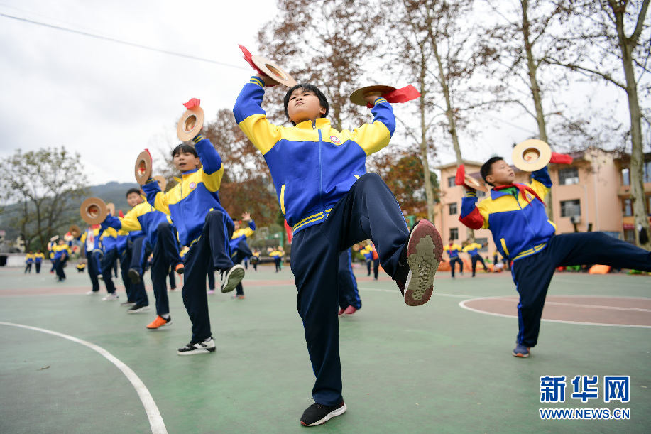 湖北來鳳：非遺“地龍燈”傳承進校園