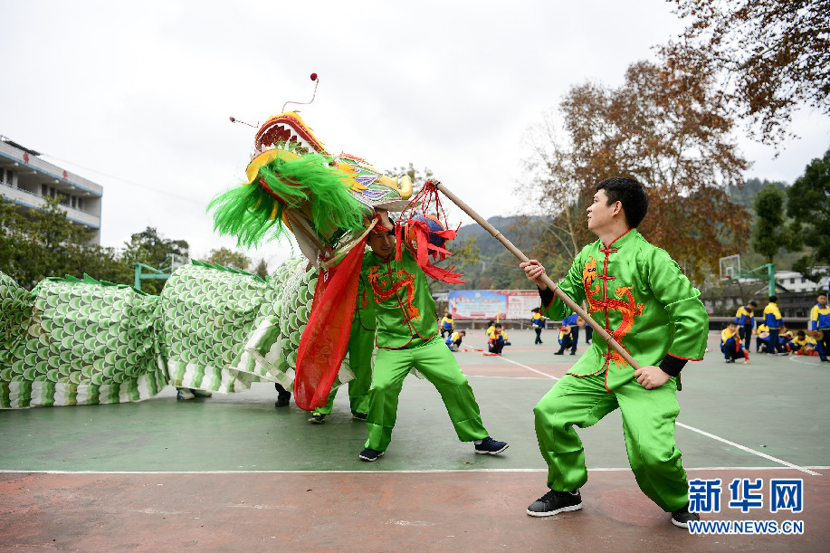 湖北來鳳：非遺“地龍燈”傳承進校園