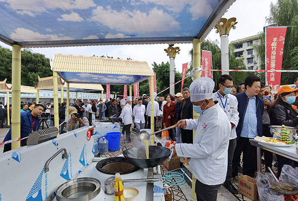 宜宾：第十二届长宁县竹食文化旅游活动暨招商推介会举行_fororder_竹宴烹饪挑战赛现场-摄影-高学兵