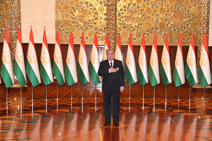 塔吉克斯坦總統拉赫蒙宣誓就職