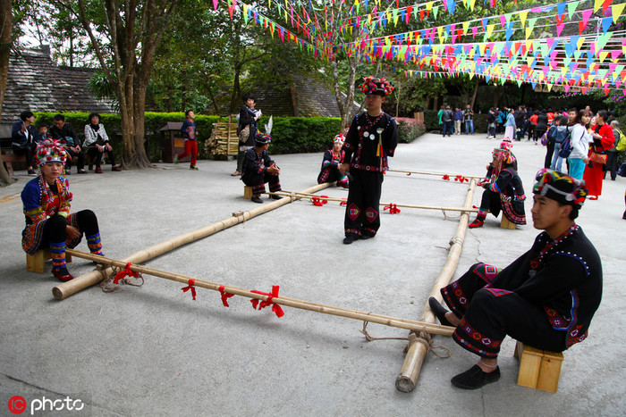 图片默认标题_fororder_世界罕见的健美操 佤族竹竿舞风情无限