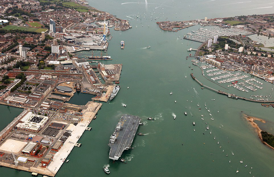 英国最大航母首次抵母港 大批民众海边迎接(组图)