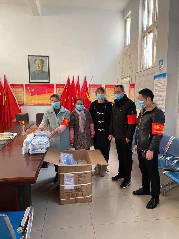 雁塔西曲社區黨員幹部捐獻口罩1萬個