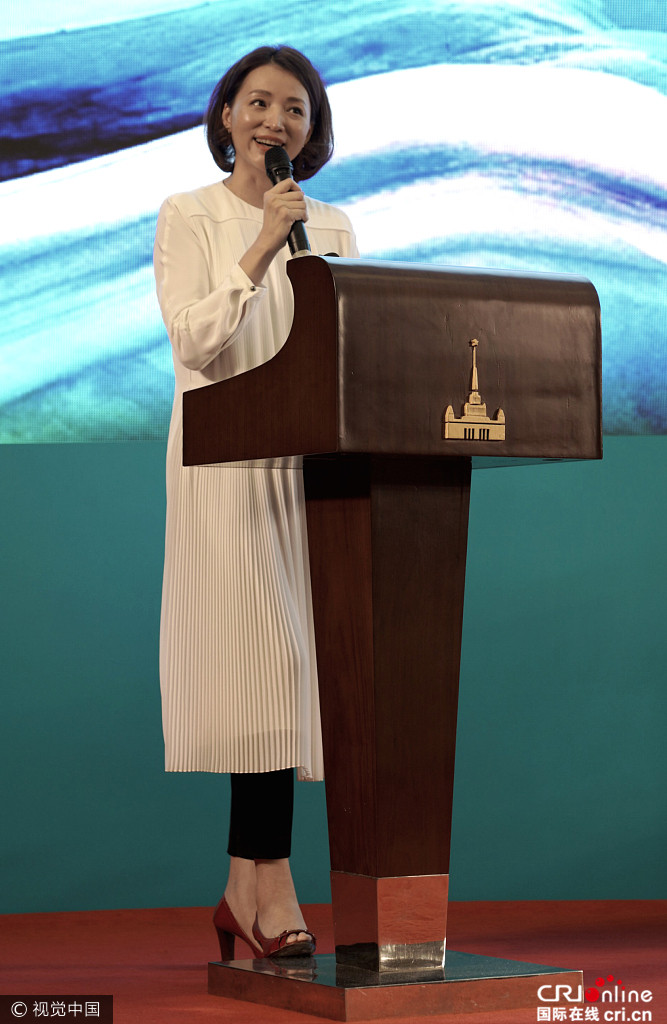 董卿白裙优雅亮相展知性美 台下捂嘴偷笑少女感十足_fororder_VCG111123557305