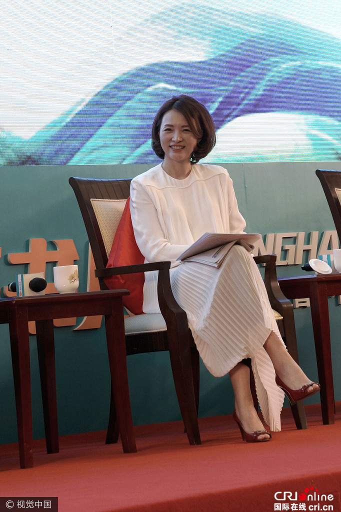 董卿白裙优雅亮相展知性美台下捂嘴偷笑少女感十足