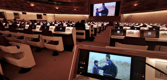 图片默认标题_fororder_日内瓦万国宫《第一次的离别》观影现场。（中国常驻日内瓦代表团供图）.