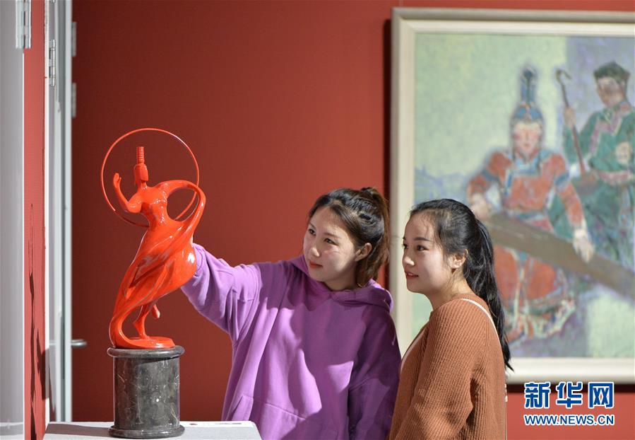 内蒙古举办乌兰牧骑主题美术作品展览