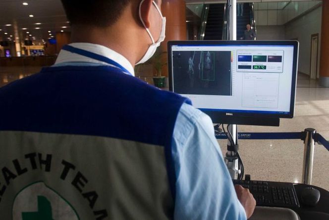 医护人员在仰光国际机场用扫描仪检查乘客_fororder_8761128-3x2-700x467