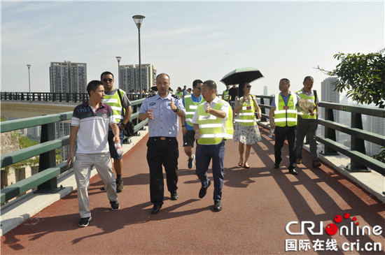 已过审【CRI专稿 列表】渝中区人大代表政协委员进警营 体验交巡警一线工作 已过审【CRI专稿 列表】渝中区人大代表政协委员进警营 体验交巡警一线工作