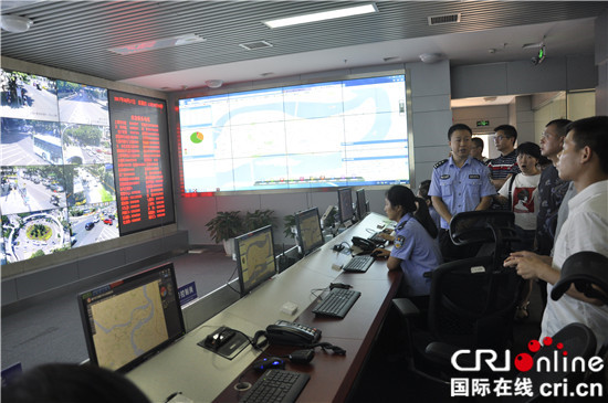 已过审【CRI专稿 列表】渝中区人大代表政协委员进警营 体验交巡警一线工作 已过审【CRI专稿 列表】渝中区人大代表政协委员进警营 体验交巡警一线工作