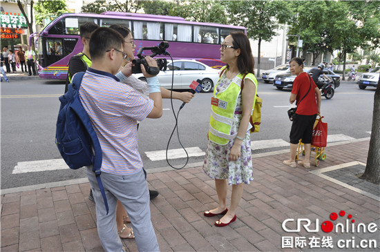 已过审【CRI专稿 列表】渝中区人大代表政协委员进警营 体验交巡警一线工作 已过审【CRI专稿 列表】渝中区人大代表政协委员进警营 体验交巡警一线工作